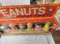 Marionnettes à doigts Vintage Peanuts NIB Ensemble en plastique Snoopy Lucy Charlie Idéal 1966