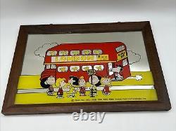 Miroir graphique rétro vintage Snoopy Peanuts Charlie Brown des années 1970s dans un bus londonien