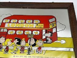 Miroir graphique rétro vintage Snoopy Peanuts Charlie Brown des années 1970s dans un bus londonien