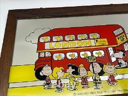 Miroir graphique rétro vintage Snoopy Peanuts Charlie Brown des années 1970s dans un bus londonien