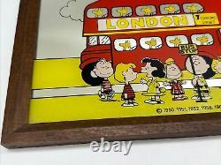 Miroir graphique rétro vintage Snoopy Peanuts Charlie Brown des années 1970s dans un bus londonien