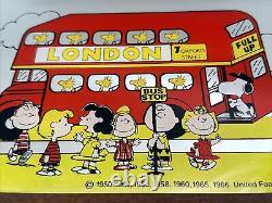 Miroir graphique rétro vintage Snoopy Peanuts Charlie Brown des années 1970s dans un bus londonien