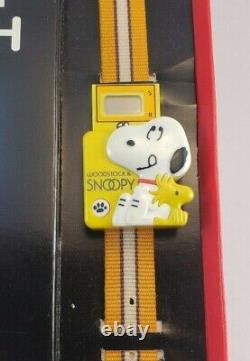 Montre pop-up Snoopy Peanuts vintage dans son emballage d'origine de Determined Productions