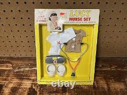 NOUVEAU Ensemble de jeu Peanuts Lucy Nurse Vintage des années 1950 avec figurine de poupée Snoopy Charlie Brown.