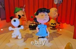 Nouveau MERRY CHRISTMAS CHARLIE BROWN Coffret de scène Magic Hallmark 2025 Lucy Linus