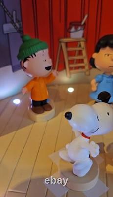 Nouveau MERRY CHRISTMAS CHARLIE BROWN Coffret de scène Magic Hallmark 2025 Lucy Linus