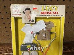 Nouveau Millésime 1950 Peanuts Lucy Nurse Set Jouer Figure Poupée Snoopy Charlie Brown