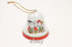 Ornement de cloche de Noël déterminé des années 70 de Snoopy, Charlie Brown, Lucy et Sally 14152