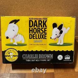 PEANUTS SNOOPY DARK HORSE DELUXE 60e anniversaire modèle de Charlie Brown Figure	<br/> <br/>(Note: 'Figure' may also be translated as 'figurine' in this context)