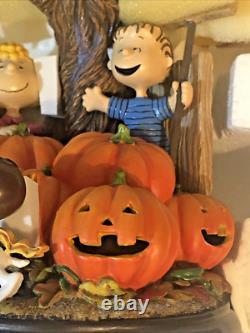 Peanuts Halloween Bienvenue Grande Citrouille Statue Éclairée Danbury Mint SNOOPY