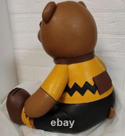 Peluche de l'ours Charlie Brown en collaboration avec Coach Snoopy, mesurant 38cm, avec porte-clés en peluche.
