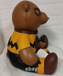 Peluche de l'ours Charlie Brown en collaboration avec Coach Snoopy, mesurant 38cm, avec porte-clés en peluche.