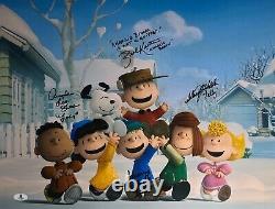 Photo 16x20 des Peanuts signée par le casting de Charlie Brown +3 avec nom de personnage/inscription BAS