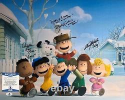 Photo 16x20 des Peanuts signée par le casting de Charlie Brown +3 avec nom de personnage/inscription BAS