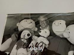 Photo en noir et blanc signée par CHARLES M. SCHULZ, avec certificat d'authenticité. Charlie Brown, Snoopy, Peanuts