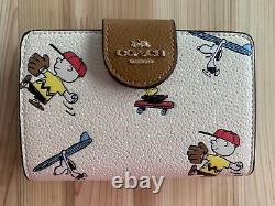 Portefeuille en cuir bi-fold COACH C4899 Peanuts Snoopy Charlie Brown blanc