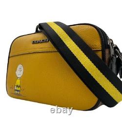 Sac à bandoulière Auth Coach en cuir jaune collaboration Snoopy Charlie Brown