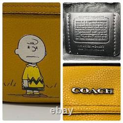 Sac à bandoulière Auth Coach en cuir jaune collaboration Snoopy Charlie Brown