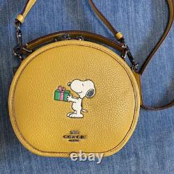 Sac à épaule jaune COACH Peanuts Snoopy avec porte-clés Charlie Brown et pochette Snoopy