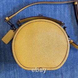 Sac à épaule jaune COACH Peanuts Snoopy avec porte-clés Charlie Brown et pochette Snoopy