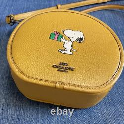 Sac à épaule jaune COACH Peanuts Snoopy avec porte-clés Charlie Brown et pochette Snoopy