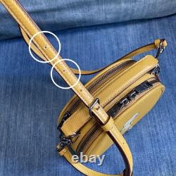 Sac à épaule jaune COACH Peanuts Snoopy avec porte-clés Charlie Brown et pochette Snoopy