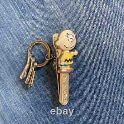 Sac à épaule jaune COACH Peanuts Snoopy avec porte-clés Charlie Brown et pochette Snoopy