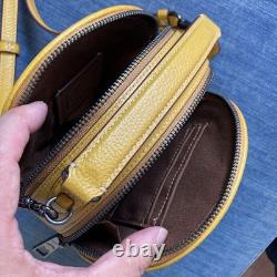 Sac à épaule jaune COACH Peanuts Snoopy avec porte-clés Charlie Brown et trousse Snoopy