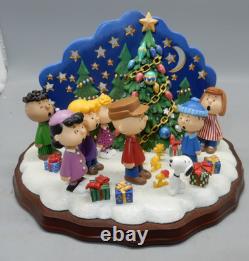 Scène de choristes de Noël Danbury Mint Peanuts avec Charlie Brown et Snoopy tenant une bougie