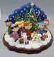 Sc&egrave;ne De Choristes De No&euml;l Danbury Mint Peanuts Avec Charlie Brown Et Snoopy Tenant Une Bougie