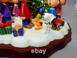 Scène de choristes de Noël Danbury Mint Peanuts avec Charlie Brown et Snoopy tenant une bougie