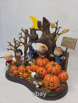 Sculpture lumineuse 'Bienvenue, Grande Citrouille' de la bande des Peanuts par Danbury Mint, fonctionne, avec boîte