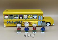 Snoopy Charlie Brown Peanuts Autobus Scolaire Tirelire avec 4 Personnages en Céramique