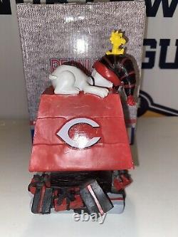 Snoopy Cincinnati Reds Snoopys Holiday Dog House Charlie Brown Pas Un Bobblehead