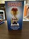 Snoopy Peanuts Charlie Brown Philadelphia Phillies Baseball Bobblehead 2017 Translates To "snoopy Les Arachides Charlie Brown Philadelphia Phillies Baseball Bobblehead 2017" In French.