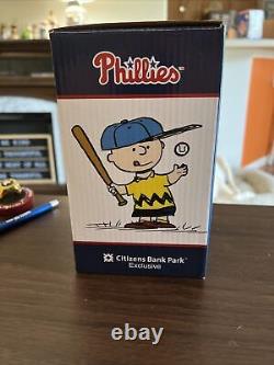 Snoopy Peanuts Charlie Brown Philadelphia Phillies Baseball Bobblehead 2017 translates to 'Snoopy Les Arachides Charlie Brown Philadelphia Phillies Baseball Bobblehead 2017' in French.