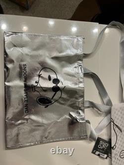 Snoopy en style à New York ? Pop-up ? 3 pins ? Sac fourre-tout ? Avec journal exclusif