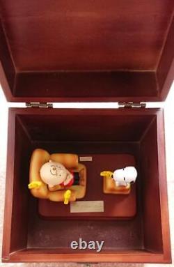 Sunhingtoys Snoopy Et Charlie Brown Figurine Dans Une Boîte En Bois