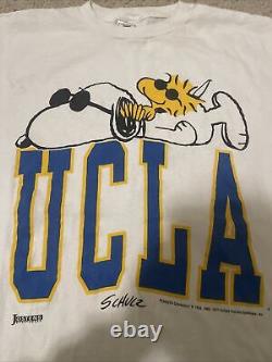 T-shirt vintage des années 90 de UCLA Joe Cool Snoopy Charlie Brown XL à couture unique