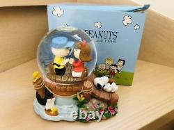 Traduisez ce titre en français: Snoopy Charlie Brown Westland Vintage Snow Globe numéro de série 8363.

Snoopy Charlie Brown Westland Vintage Snow Globe numéro de série 8363 serait traduit en français par : Globe de neige vintage Snoopy Charlie Brown Westland, numéro de série 8363.