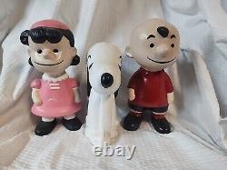 Trois personnages de Peanuts vintage : Lucy, Charlie Brown et Snoopy