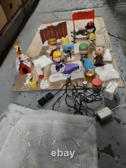 Un NOËL DE CHARLIE BROWN Ensemble de 6 Figurines + SNOOPY et Maison avec Sons et Lumières