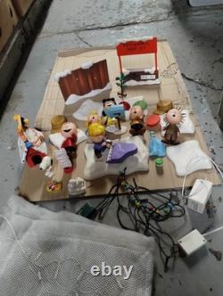 Un NOËL DE CHARLIE BROWN Ensemble de 6 Figurines + SNOOPY et Maison avec Sons et Lumières