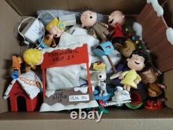 Un NOËL DE CHARLIE BROWN Ensemble de 6 Figurines + SNOOPY et Maison avec Sons et Lumières
