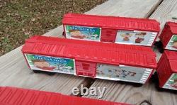 Un ensemble de train de Noël Charlie Brown en O gauge avec des wagons Lionel, une locomotive Snoopy et un fourgon de queue.