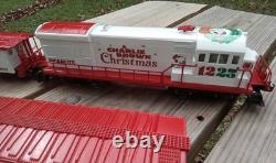 Un ensemble de train de Noël Charlie Brown en O gauge avec des wagons Lionel, une locomotive Snoopy et un fourgon de queue.