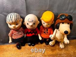 United Feature Syndicate Peanuts 4 figures Charlie Brown-Linus-Schroeder-Snoopy translates to: 'Figurines Peanuts United Feature Syndicate 4 personnages Charlie Brown-Linus-Schroeder-Snoopy'