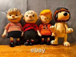United Feature Syndicate Peanuts 4 figures Charlie Brown-Linus-Schroeder-Snoopy translates to: 'Figurines Peanuts United Feature Syndicate 4 personnages Charlie Brown-Linus-Schroeder-Snoopy'