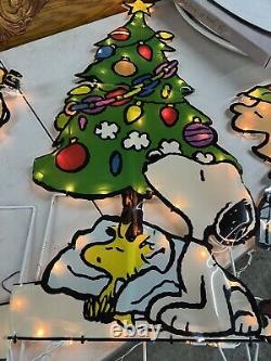 VTG PEANUTS SNOOPY Chantant près de l'arbre de Noël SCULPTURE ÉCLAIRÉE CHARLIE BROWN