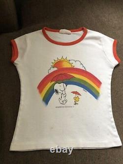Véritable t-shirt Snoopy vintage des années 1960 Peanuts Rainbow Woodstock pour femmes en taille S/XS